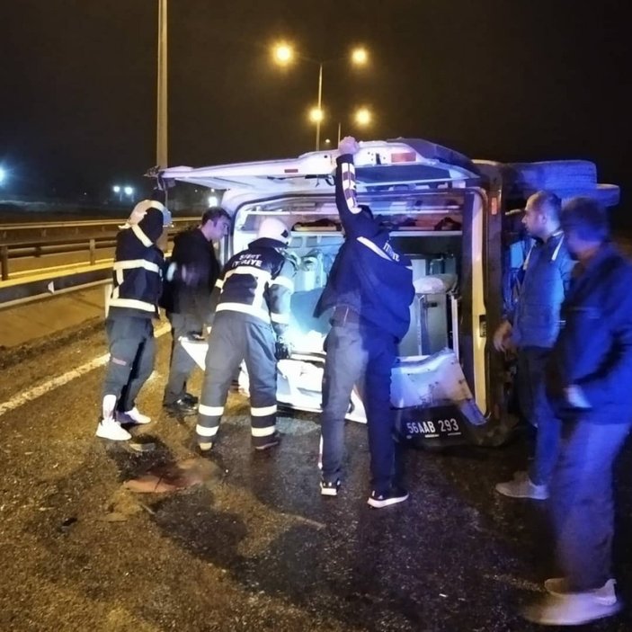 Siirt'te vakaya giden ambulansa araç çarptı