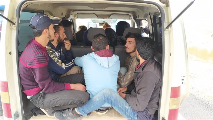 Konya'da araçtan 13 düzensiz göçmen çıktı