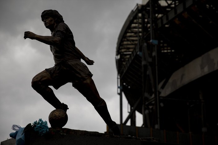 Napoli'de Maradona'nın ölüm yıl dönümünde heykeli dikildi