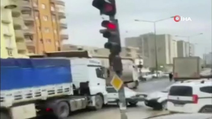 Mardin'de tır otomobili metrelerce sürükledi