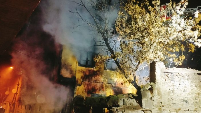Erzurum'da madde bağımlıların uğrak yeri olan bina yandı
