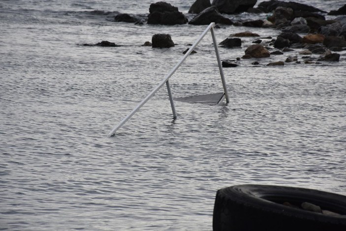 İzmir'de 2 tekne alabora oldu, balıkçılar önlem aldı