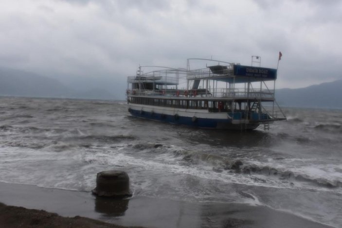 Muğla'da şiddetli rüzgar hayatı olumsuz etkiledi
