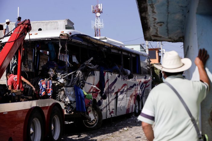 Meksika'da otobüs eve çarptı: 19 ölü