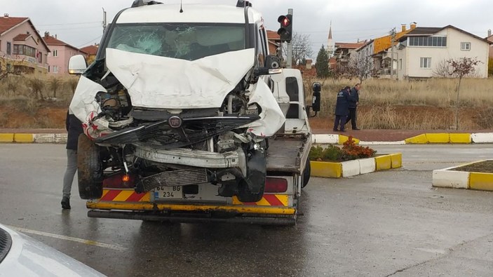 Uşak'ta öğrenci minibüsü kaza yaptı: 11 yaralı
