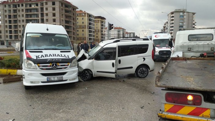 Uşak'ta öğrenci minibüsü kaza yaptı: 11 yaralı