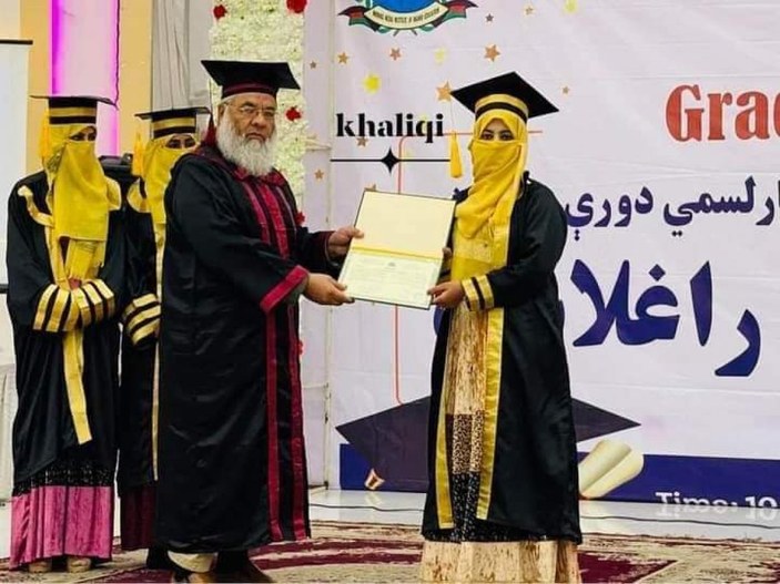 Afganistan'da Taliban yönetiminde diploma alan kız öğrenciler