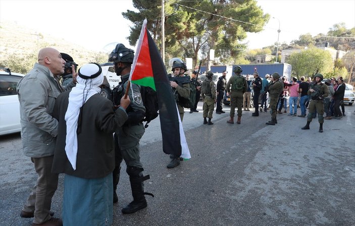 Batı Şeria’da İsrail güçleri ile Yahudi yerleşimciler, Filistinlilere saldırdı