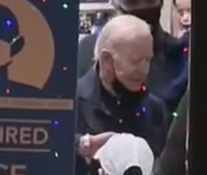 Joe Biden, kapalı mekanda maskesini indirdi