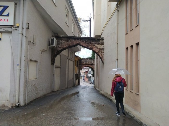 Bursa'da tarihi hanın kemerleri, binalar arasında kayboldu