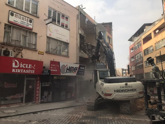 Malatya'da depremden zarar gören bina yıkıldı