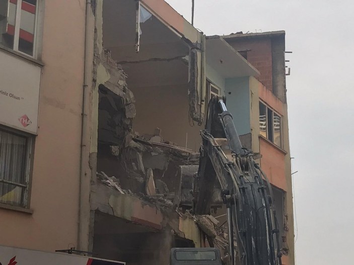 Malatya'da depremden zarar gören bina yıkıldı