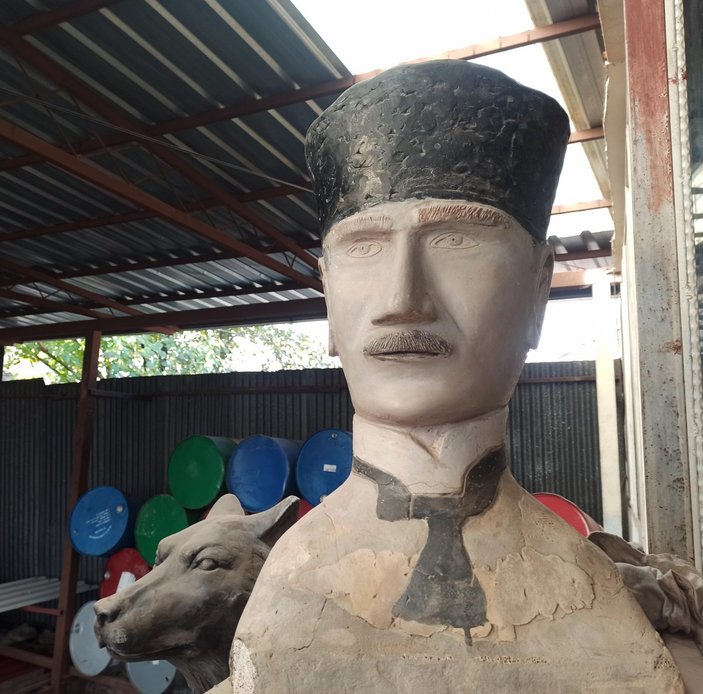 Kahramanmaraş'taki tamir ustası, sevgisini Atatürk heykelleriyle gösteriyor