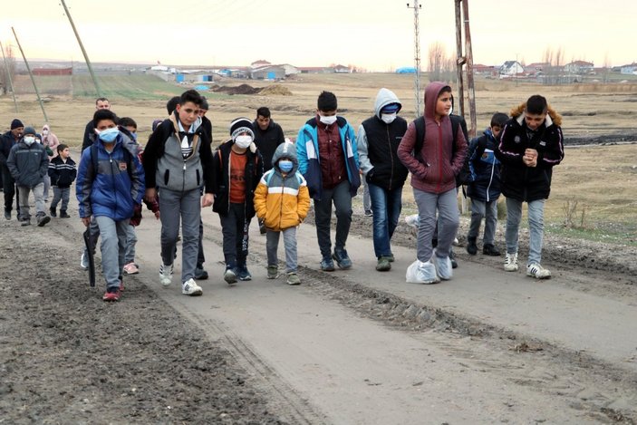 Eskişehir'deki öğrenciler 3 kilometrelik zorlukları aşıp okula gidiyor