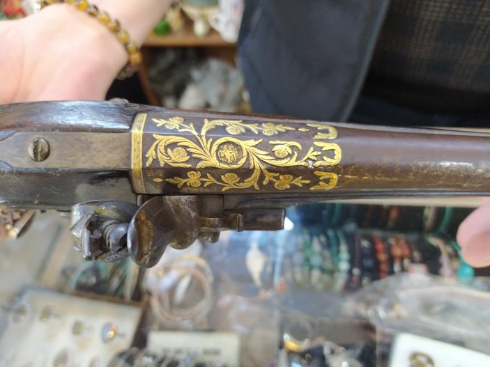 Osmanlı döneminden kalma altın işlemeli silah, 10 bin dolara alıcı bekliyor