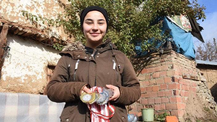 Liseli satranç şampiyonu Melek, hayvancılıkla uğraşan ailesine de destek oluyor
