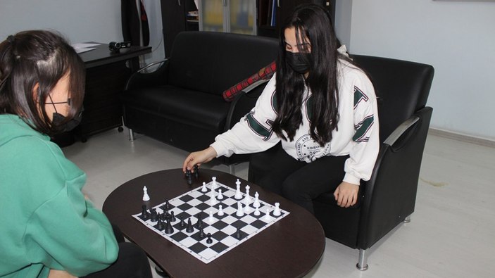 Liseli satranç şampiyonu Melek, hayvancılıkla uğraşan ailesine de destek oluyor