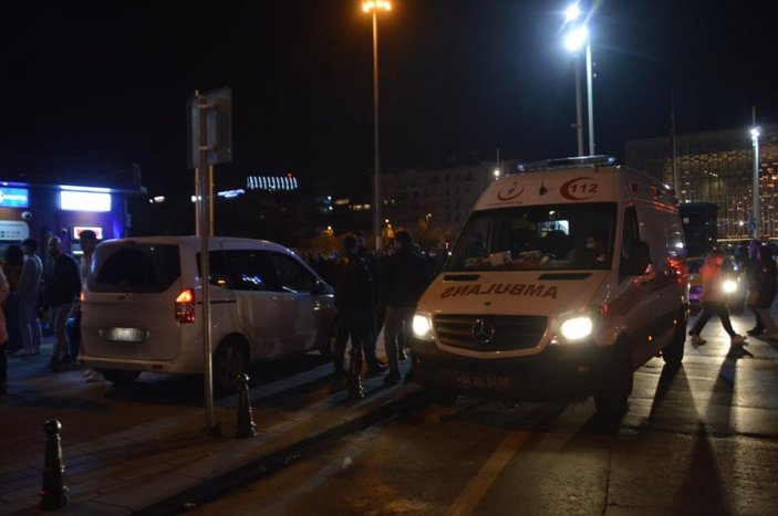 Taksim’de bıçakla bacağından yaralanan şahıs hastaneye kaldırıldı