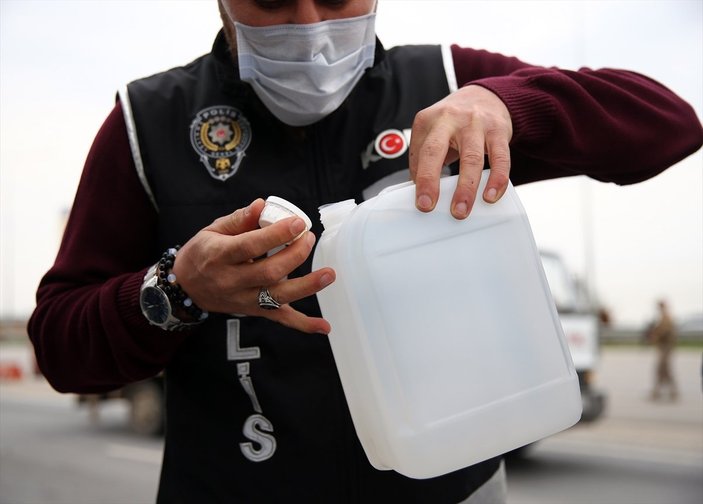 Mersin'de, tırın dorsesinden 1000 litre etil alkol çıktı