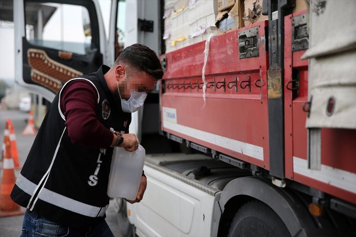 Mersin'de, tırın dorsesinden 1000 litre etil alkol çıktı