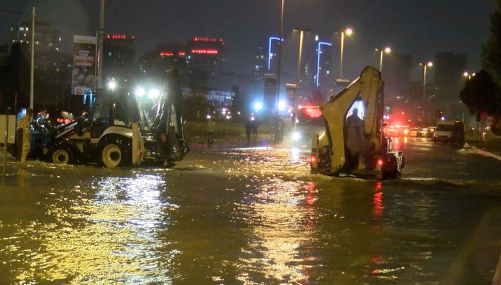 Kartal sahil yolu şiddetli yağış nedeniyle trafiğe kapatıldı