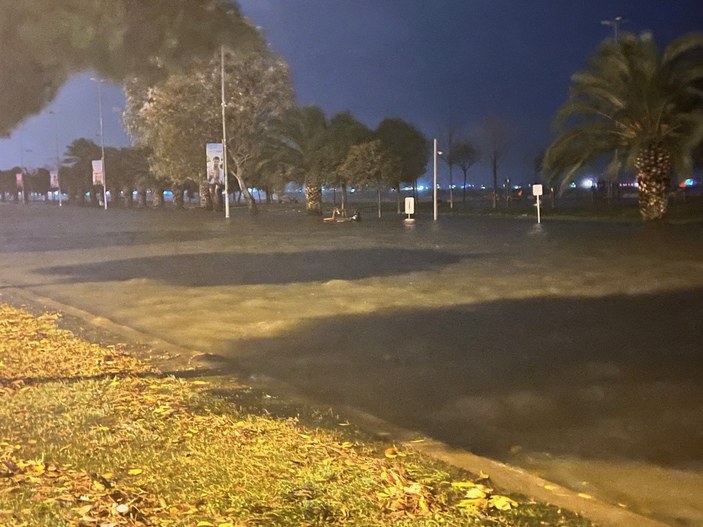 Kartal sahil yolu şiddetli yağış nedeniyle trafiğe kapatıldı