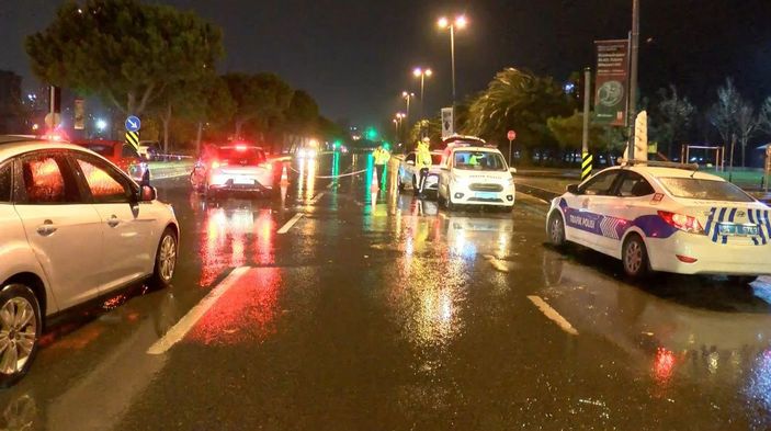 d Kartal sahil yolu şiddetli yağış nedeniyle trafiğe kapatıldı
