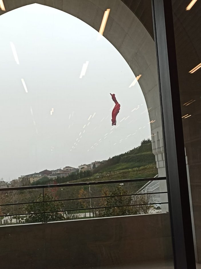 Çamlıca Tepesi'ndeki dev bayrak koparak uçtu