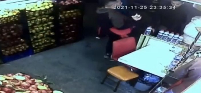 Fatih’te cep telefonunu çalmaya çalışan hırsızı tekmeyle uzaklaştırdı