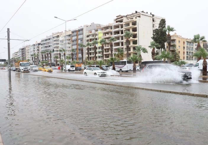 İzmir'de deniz taştı; yollar göle döndü