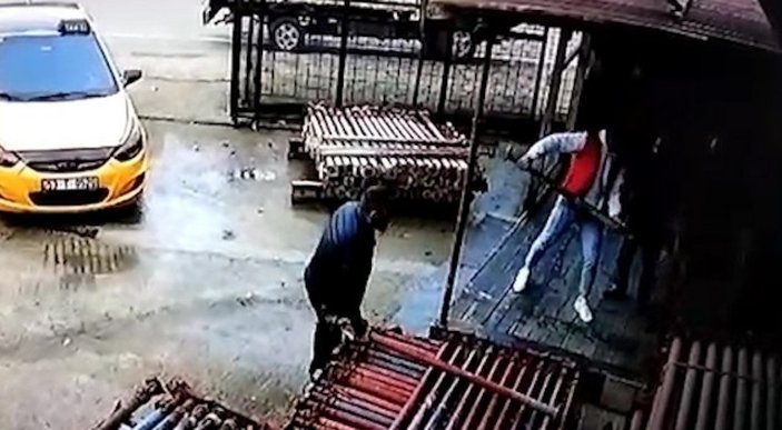 Rize’de, iş yerine bıçaklı ve demir çubuklu saldırı kamerada