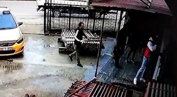 Rize’de, iş yerine bıçaklı ve demir çubuklu saldırı kamerada