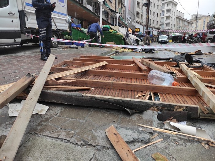 Esenyurt'ta fırtına çatıyı uçurdu, bir kadın yaşamını yitirdi