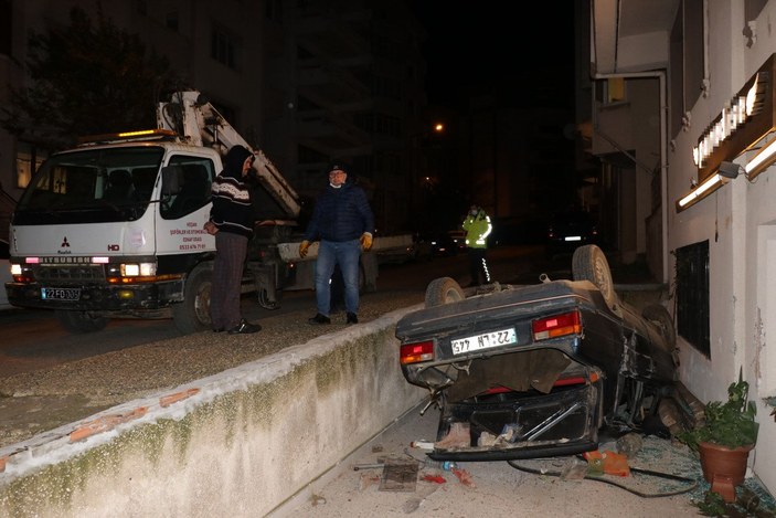 Edirne’de otomobil ters döndü, içindekiler kaçtı