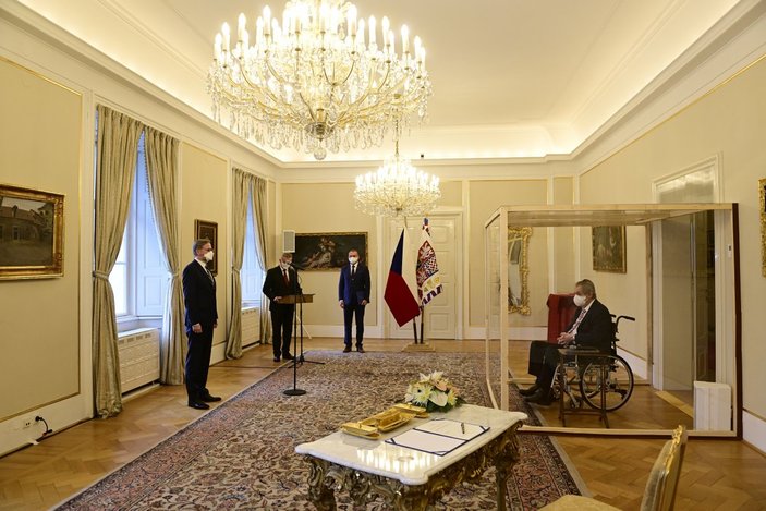 Çekya Başbakanı Petr Fiala'nın yemin töreninde cam bölmeli önlem