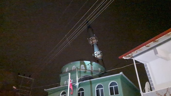 Kocaeli'de fırtınaya dayanamayan 2 caminin minaresi yan yattı
