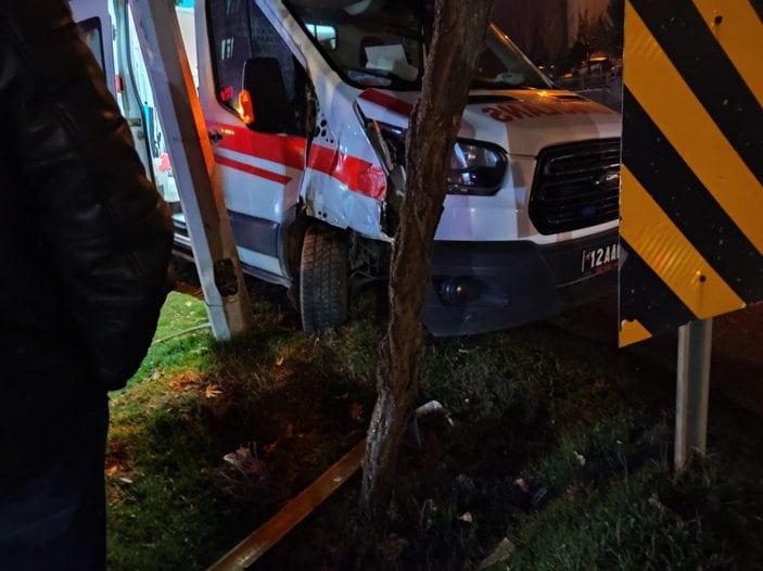 Bingöl'de hasta taşıyan ambulans kaza yaptı
