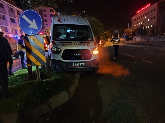 d Bingöl'de hasta taşıyan ambulans kaza yaptı