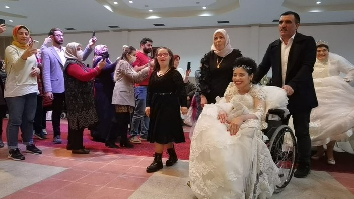 Bursa'da engelli genç kızların gelinlik hayali gerçek oldu