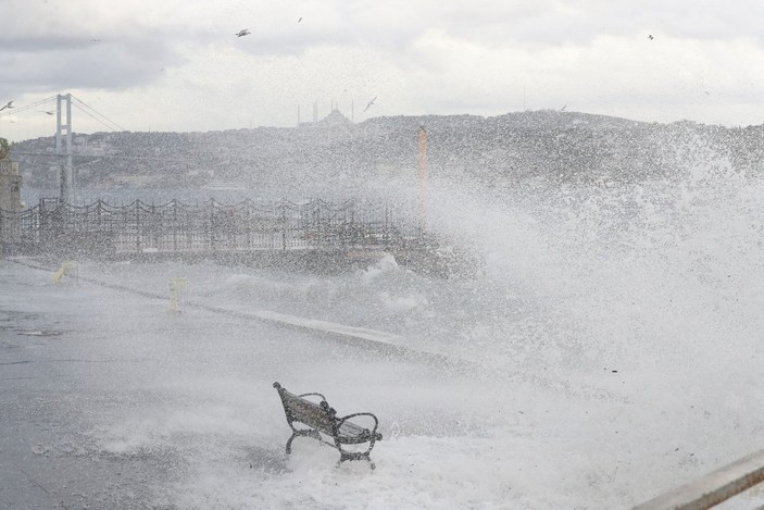 İstanbul’da lodos dev dalgalara neden oldu