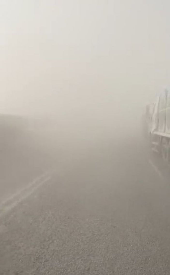 İç Anadolu'da trafiğe kum fırtınası engeli