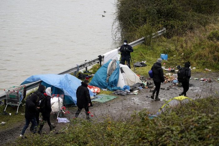 Fransız polisi, göçmen kampına müdahale etti