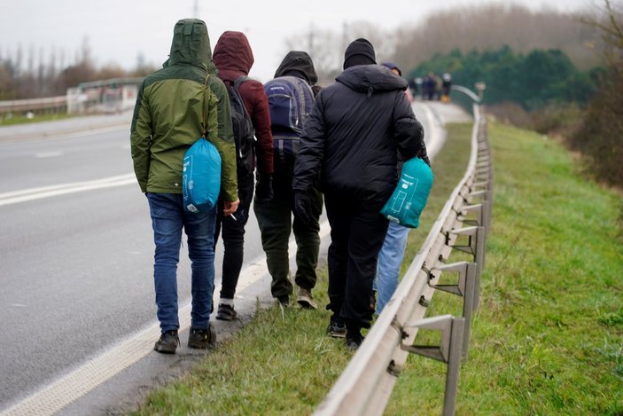 Fransız polisi, göçmen kampına müdahale etti
