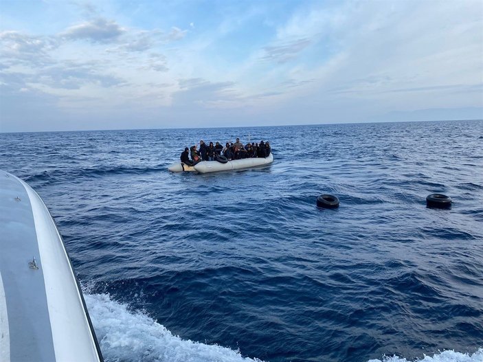 İzmir’de, Yunanistan tarafından itilen 65 kaçak göçmen kurtarıldı