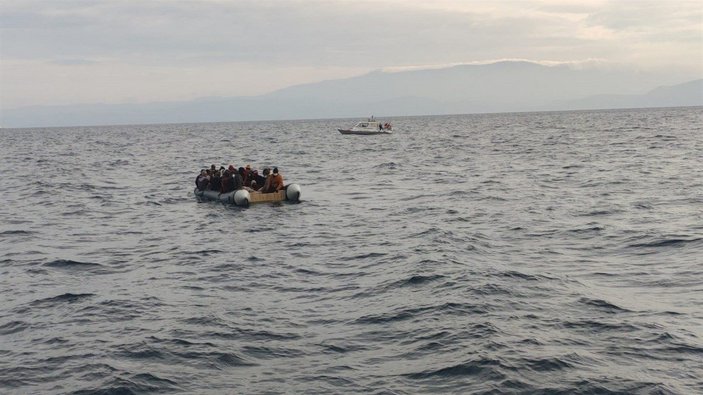 İzmir’de, Yunanistan tarafından itilen 65 kaçak göçmen kurtarıldı