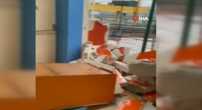 Halkalı'da fırtına, okulun duvarını yıktı