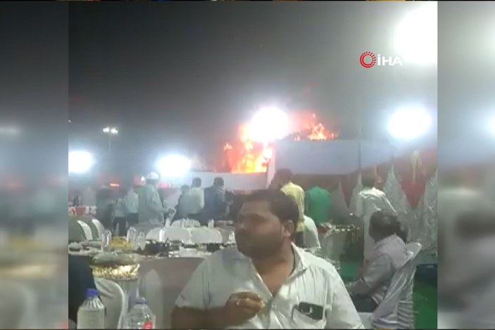 Hindistan’ın düğünde çıkan yangında yemek yemeye devam ettiler