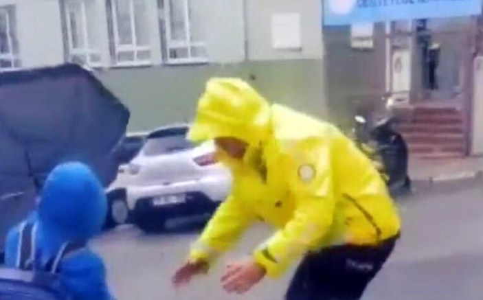 İzmir'de polis, fırtınada yürüyemeyen öğrenciyi kucağında taşıdı
