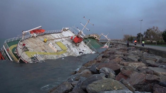 Maltepe'de lodos nedeniyle karaya oturan geminin son hali