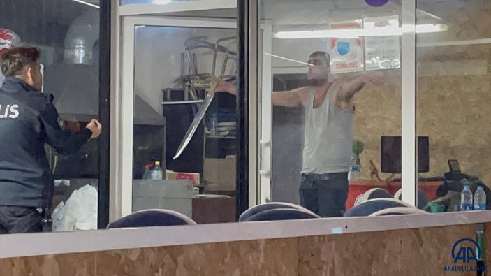 Antalya'da döner bıçağıyla kendini restorana kilitledi, savcıyı ayağına istedi